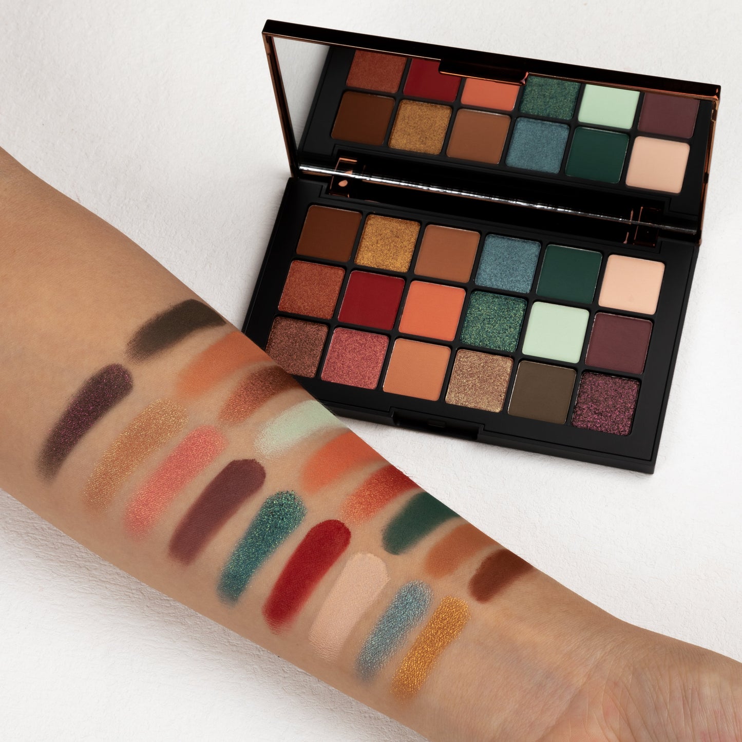 BOLVER USA 18 COLOR EYESHADOW E07 - ALYAN